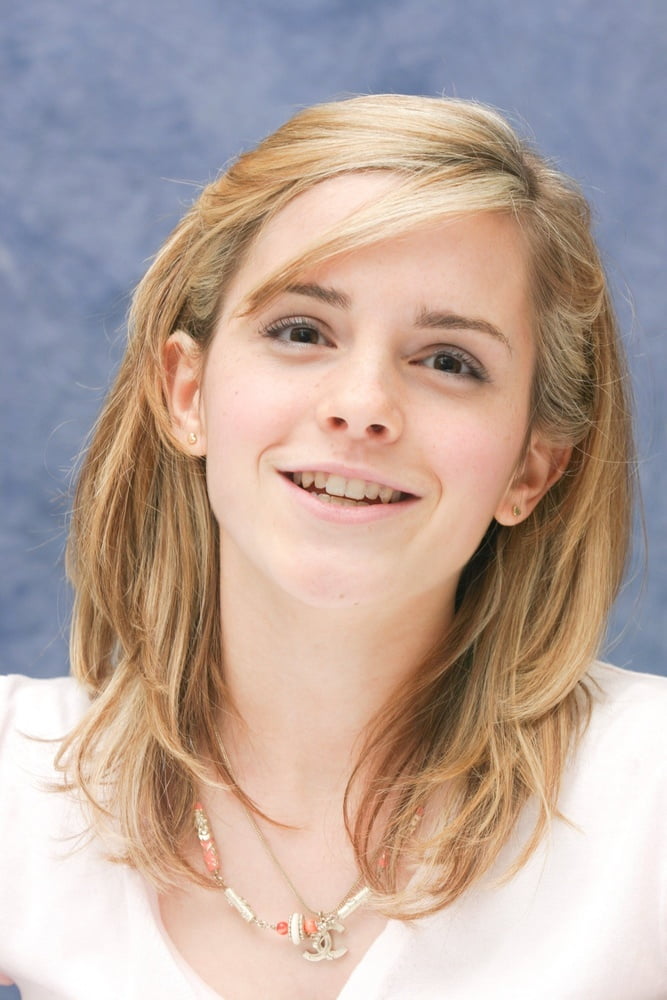 cg2yWIbO Emma Watson 1 02.jpg